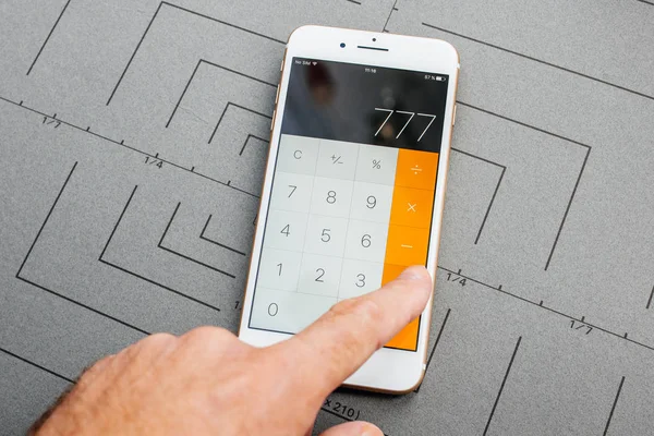 フランス Sep 2016 男手新しいアップル Iphone を保持に加えて 後ボックス化解除とアプリケーション アプリケーション ソフトウェア電卓をインストールすることによりテスト — ストック写真