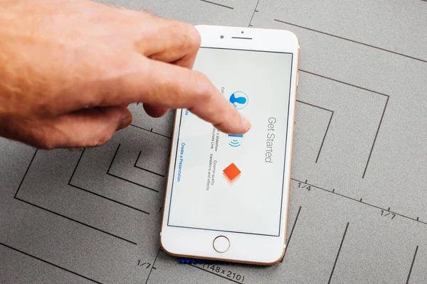 フランス Sep 2016 男手新しいアップル Iphone を保持に加えて 後ボックス化解除とアプリケーション ソフトウェア プレゼンテーション アプリをインストールすることによりテスト — ストック写真