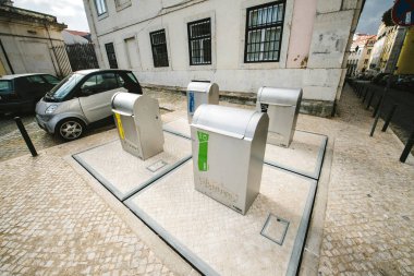 Lisbon, Portekiz - 10 Şubat 2018: Görünümünü ayrı atık kapları metro sistemi ile cam, plastik, kağıt, metal için caddenin üzerinde