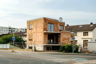 Boş sakin küçük bitmemiş tuğla ev ve yaya geçidi yakınındaki sokak