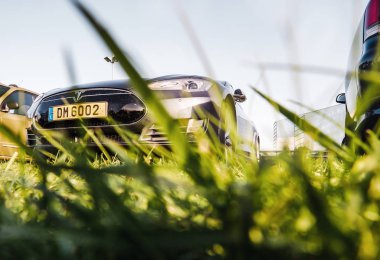 Strasbourg, Fransa - Eylül 3, 2017: Yan görünüm parlak yeni Tesla Model S modern elektrikli araba ile koyu gri renk açık havada zarif tasarım