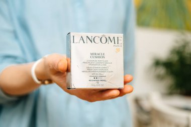 Paris, Fransa - 2 Ağustos 2018: Lancome kozmetik tüm-içinde-bir sıvı kompakt temel doldurma gelen mucize yastık elinde tutan kadın