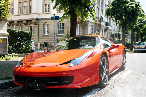 Strasbourg, Frnace - 28 Mayıs 2018: Pahalı lüks kırmızı Ferarri araba kırmızı renk yan görünüm güneş ışığı Caddesi üzerinde park edilmiş