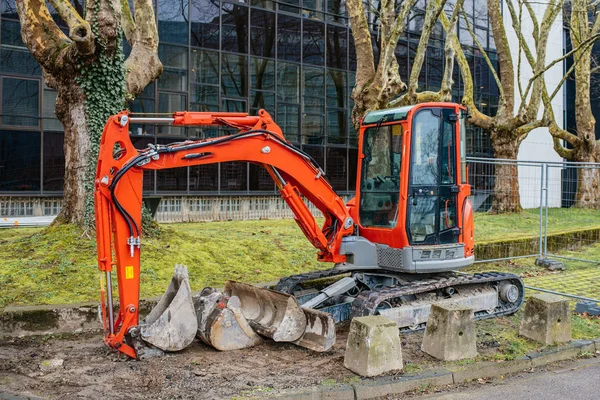 Pequeña Máquina Res Excavadora Acera Durante Los Trabajos Reparación Calle —  Fotos de Stock