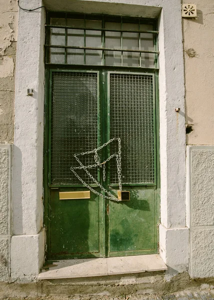 Exterior Shot Old Metal Green Door Chain Sunlight Old Street — Stock Photo, Image