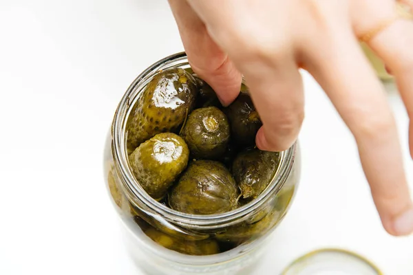 Pov Suddetto Sparo Mano Raccolto Che Prende Cetriolo Salamoia Vaso — Foto Stock