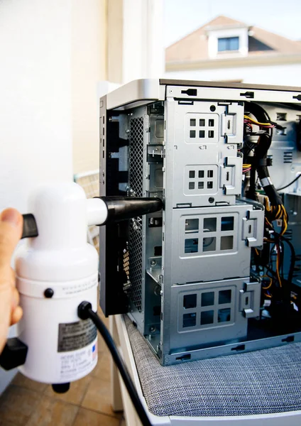 Colheita Mão Masculina Segurando Bomba Vácuo Para Limpar Caso Computador — Fotografia de Stock