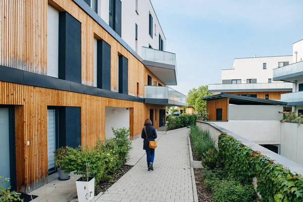 Achteraanzicht Van Senior Vrouw Lopen Verharde Straat Buurt Van Moderne — Stockfoto