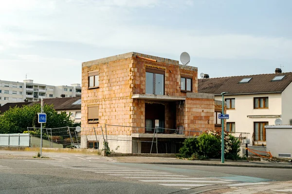 Boş sakin küçük bitmemiş tuğla ev ve yaya geçidi yakınındaki sokak