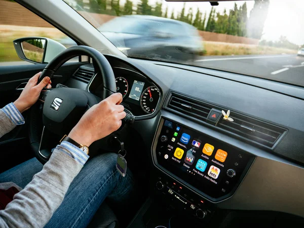 Weergave van vrouw auto onderweg Apple auto rijden — Stockfoto