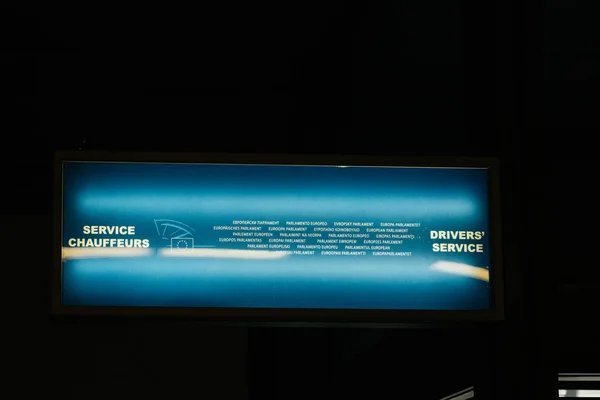 法国斯特拉斯堡 2015年7月8日 Entzheim 国际机场方向指示牌指挥司机服务司机为欧洲议会成员服务 — 图库照片