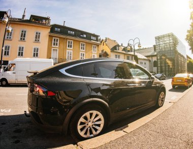 Chambery, Fransa - 2018 yaklaşık: Yan görünümü arka lüks Tesla Model X elektrikli araba Suv Fransızca sokakta güneşli bir günde Park