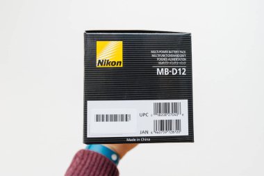 Paris, Fransa - 5 Şubat 2018: fotoğrafçı el Beyaz arka planı profesyonel dijital SLR fotoğraf makinesi Nikon D810 D800 yan görünüm için Nikon Mb-D12 kamera grip ile bir kutu tutarak