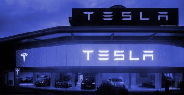 London, Amerika Birleşik Devletleri 8 Mar 2017: Modern Tesla Motors showroom arabalı birden çok lüks Tesla içinde gün batımında Orta Londra - Mavi teknolojik renk saçılması