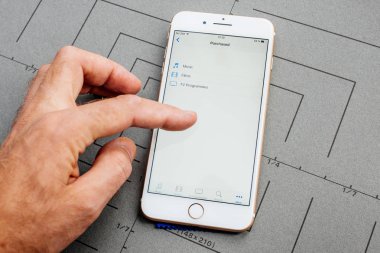 Paris, Fransa - Eyl 26, 2016: Erkek el yeni Apple iphone 7 8 tutan artı unboxing ve app uygulama yazılımı itunes yükleyerek test sonra smartphone satın müzik, Film Tv programları