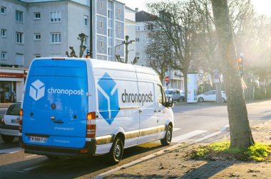 Strasbourg Fransa - 19 Aralık 2016: Dpd La Poste teslim kamyonlarının sabahın erken saatlerinde güneşli Caddesi üzerinde şehir merkezinde üzerinden. Chronopost ve Dpd parçasıdır Fransız grup La poste