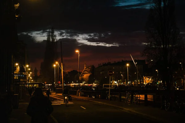 Vista Nocturna Ciudad Capital Alsacia Con Nubes Dramáticas Fondo Con — Foto de Stock