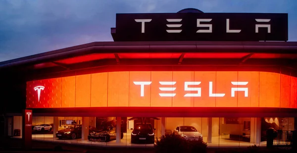 London, Amerika Birleşik Devletleri 8 Mar 2017: Modern Tesla Motors showroom ile birden çok lüks Tesla arabalar içinde gün batımında Merkezi Londra'da