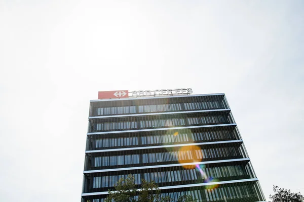 瑞士伯尔尼 2018年8月17日 瑞士联邦铁路总部 Schweizerische Bundesbahnen Cff Ffs 标识在建筑阳光耀斑的顶部 — 图库照片