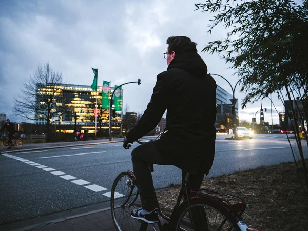 Гамбург Німеччина Березня 2018 Анонімний Людина Велосипеді Стояв Придорожніх Чекає — стокове фото