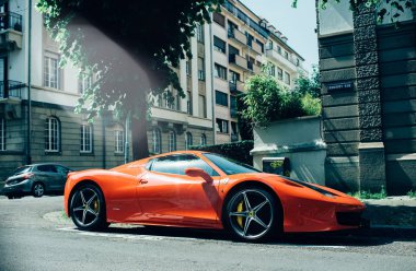 Sokakta pahalı kırmızı sportif araba