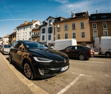 Tesla Model X Suv araba park edilmiş sokak geniş melek objektif