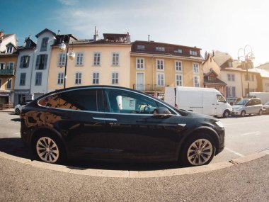 Tesla Model X Suv araba park edilmiş sokak geniş melek objektif