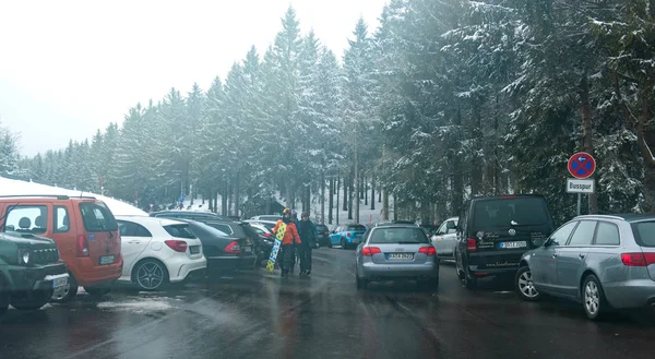 People in the parking of a snow resort — Stock Photo, Image