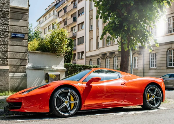 Dyra röda sportiga bilen på gatan — Stockfoto