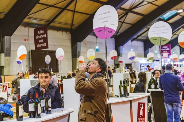 Людина, дегустація червоного вина в vigneron expo — стокове фото