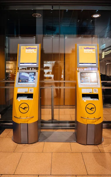 Check-in terminálok a repülőtér Lufthansa — Stock Fotó