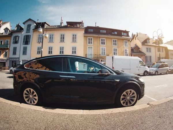 Tesla model x geländewagen geparkt straße breit angel linse — Stockfoto