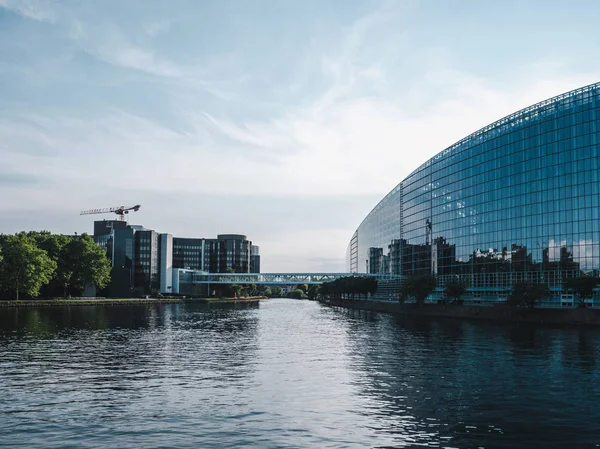 Außenfassade des modernen Gebäudes an der Uferpromenade des Europäischen Parlaments — Stockfoto