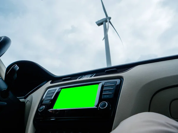Pantalla GPS del salpicadero del coche y gran molino de viento verde cr — Foto de Stock