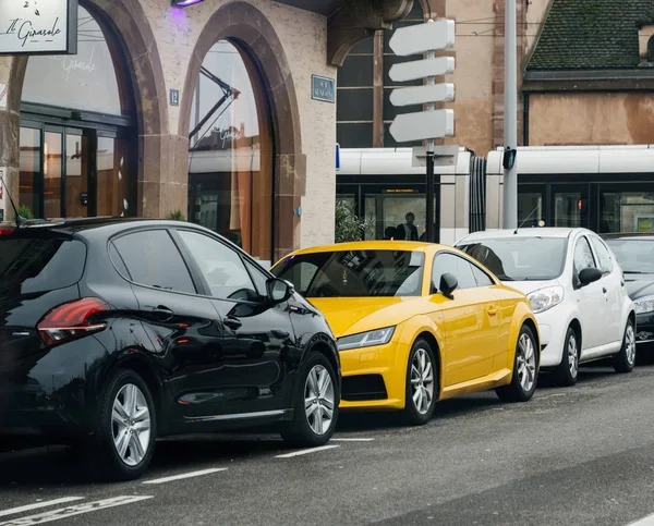 Audi TT giallo auto sportiva parcheggiata in città — Foto Stock