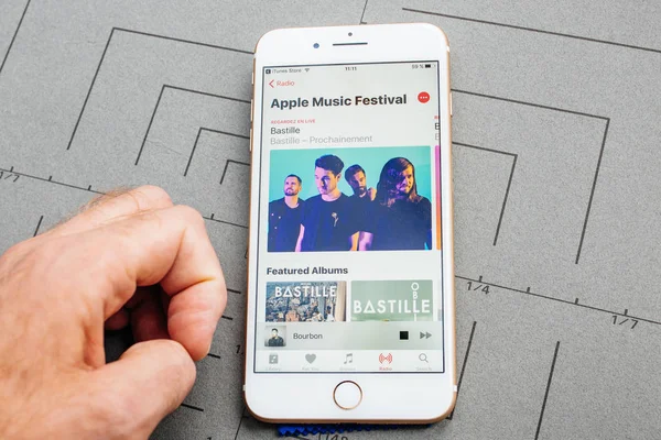 Aplicación en el iPhone de Apple Plus el software de aplicación Apple Music Fe — Foto de Stock