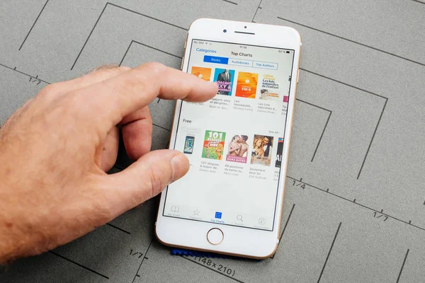 App on Apple iPhone Plus aplikasi perangkat lunak Buku iBooks a — Stok Foto