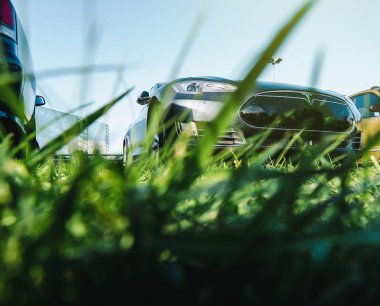 Tesla Model S düşük açılı görünüş