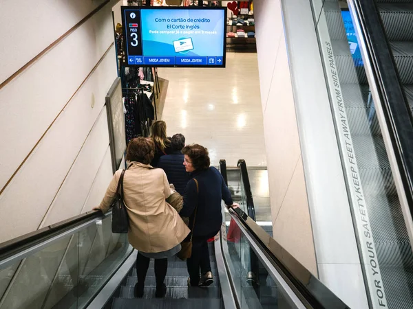 Жінок на саморухливі сходи в метро Лісабону Португалії — стокове фото