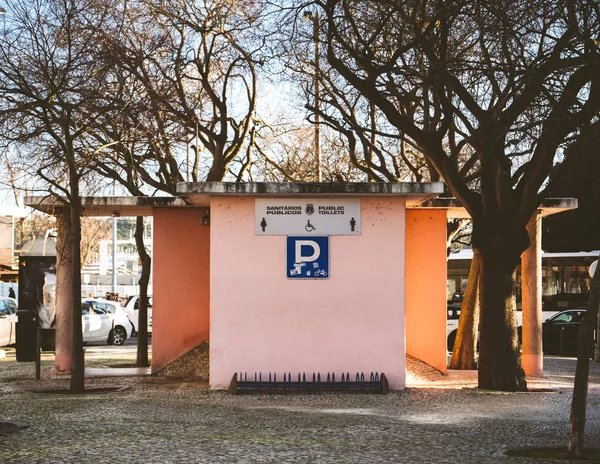 Aussen öffentliche toiletten lisbon, portugal europa — Stockfoto
