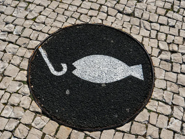 Cartel blanco de pescado marcado en asfalto —  Fotos de Stock
