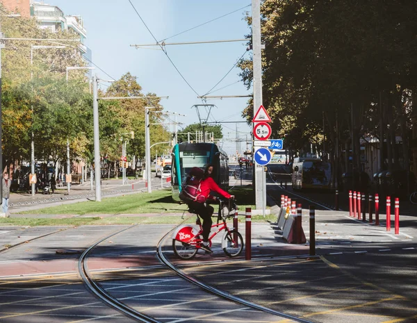 Mujer montando bicicleta a través del ferrocarril de tranvía Barcelona —  Fotos de Stock