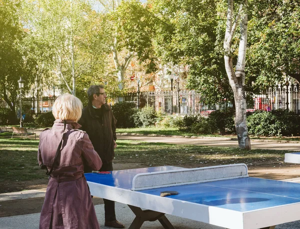 Seniores che giocano a tennis nel parco della Ciutadella — Foto Stock