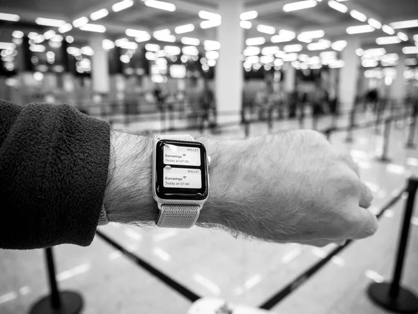 Apple Watch Series 3 smartwatch no aeroporto — Fotografia de Stock