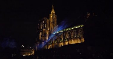 Noel pazarı atmosfer ışıkları ve melekler ve Notre-Dame Katedrali ile dekore edilmiş binalar ile Fransa Strasbourg