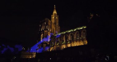 Noel pazarı atmosfer ışıkları ve melekler ve Notre-Dame Katedrali ile dekore edilmiş binalar ile Fransa Strasbourg