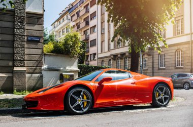 Pahalı kırmızı Ferrari sportif otomobil Caddesi üzerinde