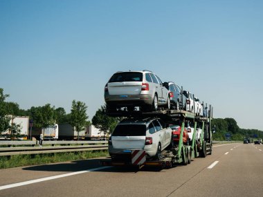 Almanya - 11 Mayıs 2018: Kargo teslim Skoda Octavia ve Skoda Superb yeni araçların teslimi taşıma ve güneş ışığı mavi gökyüzü altında karayolu üzerinde sürme yeni araçların
