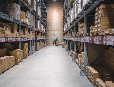 Ambar üst düzey kadın IKEA raflar arasında yaşlı kadın