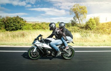 Paris, Fransa - 16 Temmuz 2018: Yan görünüm çift hızlı onların kompresörlü motosiklet üzerinde Fransız karayolu üzerinde sürüş